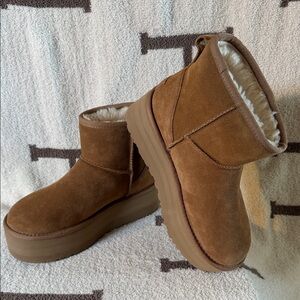 UGG
Women's Classic Mini Platform